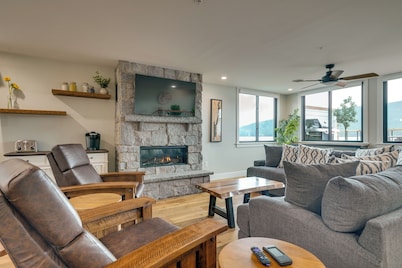 Brand-New Luxury Lakefront Condo - 2200 Sq Ft!