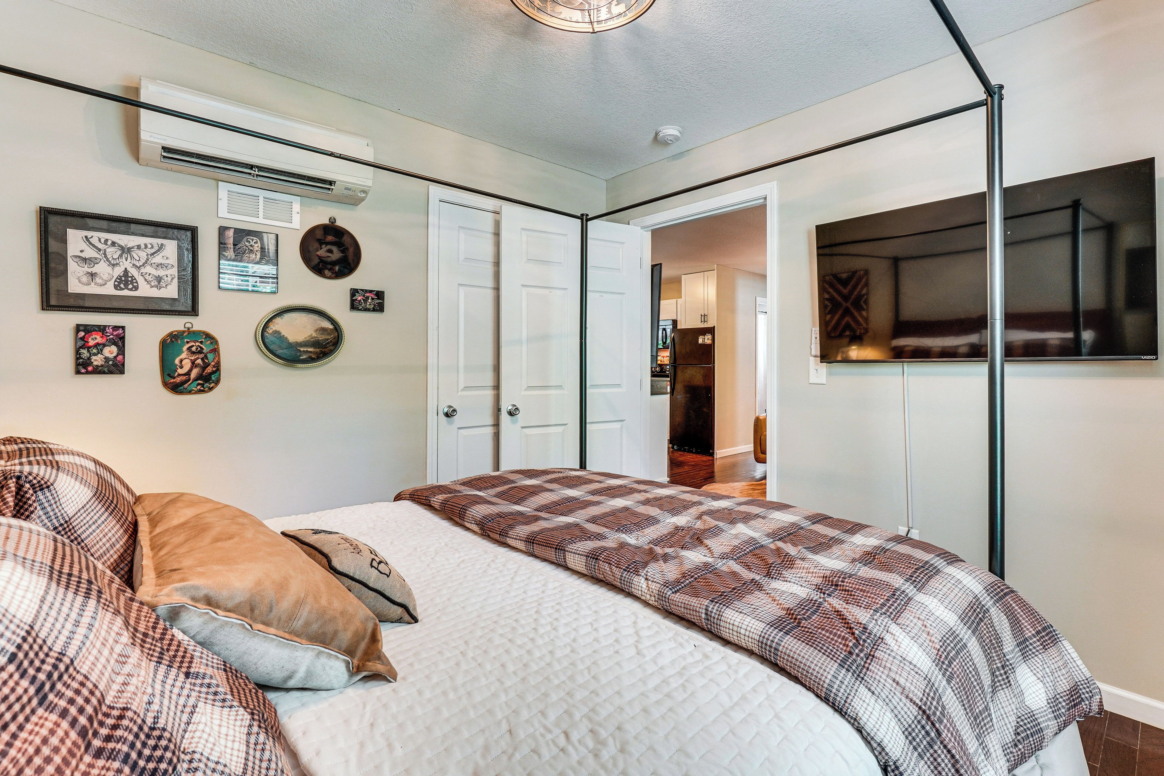 3 bedrooms, iron/ironing board, internet, bed sheets
