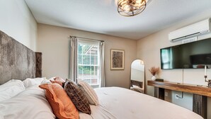 A hotel room with a large bed, a television, a mirror, and a window with blinds. - < 1 Mi to Dtwn Gatlinburg! Home w/ Hot Tub & Views (Gatlinburg)