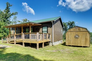 A wooden cabin with a porch and a shed. - < 1 Mi to Dtwn Gatlinburg! Home w/ Hot Tub & Views (Gatlinburg)