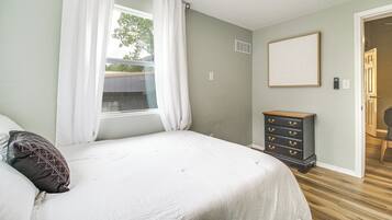 2 bedrooms, desk, iron/ironing board, Internet