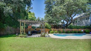 A backyard with a wooden pergola, a swimming pool, and a fenced area. - 1 Block to Beach + Private Patio in Norfolk (Norfolk)