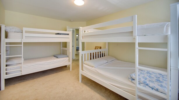 A room with bunk beds, carpeted floor, and a ceiling light. - 1 Block to Beach + Private Patio in Norfolk (Norfolk)