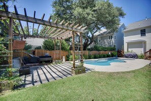 A backyard with a wooden pergola, a swimming pool, and a covered patio area. - 1 Block to Beach + Private Patio in Norfolk (Norfolk)