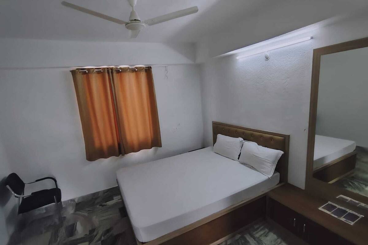 Habitación estándar con 1 cama doble o 2 individuales, vistas al patio | Escritorio, espacio para trabajar con un portátil, cortinas opacas