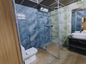 Luxe tweepersoonskamer, uitzicht op binnenplaats | Badkamer | Een douche, pantoffels, handdoeken, zeep
