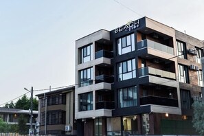 A multi-story building with a sign reading 'Beach Vibe.' - Beach Vibe Hotel (Mamaia-Sat)