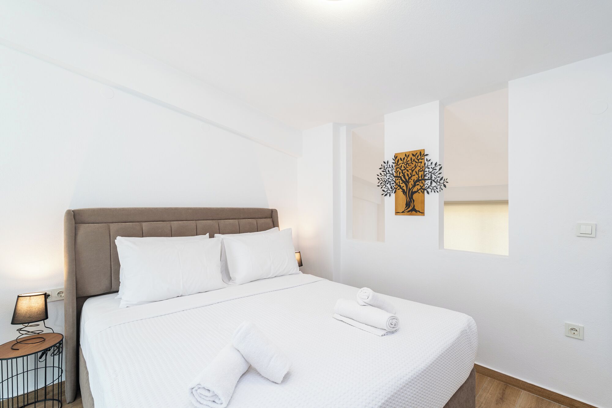 Tabla de planchar con plancha, cuna de viaje, wifi gratis y ropa de cama