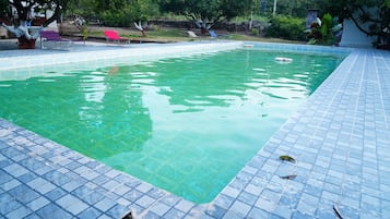 Hồ bơi ngoài trời