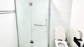Dusche, Haartrockner, Handtücher, Seife