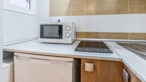 Keittiössä on mikroaaltouuni, induktioliesi ja astianpesukone.