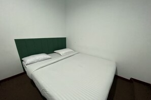 Desk, free WiFi, bed sheets - Quanza Hotel • Heritage Double (Banda Aceh)