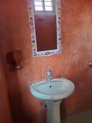 Habitación individual, balcón | Baño | Regadera, amenidades de baño gratuitas, toallas, jabón