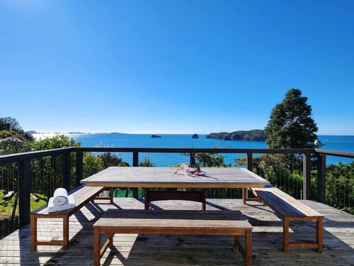 Classic Kiwi Oceanview Bach