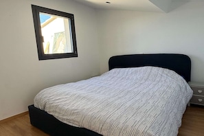 A bedroom with a single bed, a small window, and a nightstand. - Villa with pool and jacuzzi near Châteauneuf-du-Pape – 13 people (Sorgues)