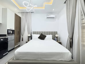 Room - Chic Studio Apartment in Victoria Island with Pool, Fast Wi-Fi & 24/7 Power (Lagos)