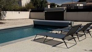 A swimming pool with lounge chairs and a covered area. - Villa with pool and jacuzzi near Châteauneuf-du-Pape – 4 people (Sorgues)