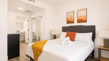 1 habitación, escritorio, tabla de planchar con plancha y wifi