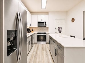 Coffee/tea maker, fridge, microwave, oven - CozySuites Glendale - Westgate w pool! 1BR 1BA (Glendale)