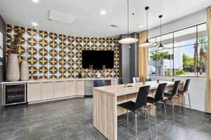 Een moderne keuken met een ingebouwd eiland, een flatscreen-tv en een groot raam met uitzicht op de omgeving.