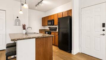 Coffee/tea maker, fridge, microwave, oven