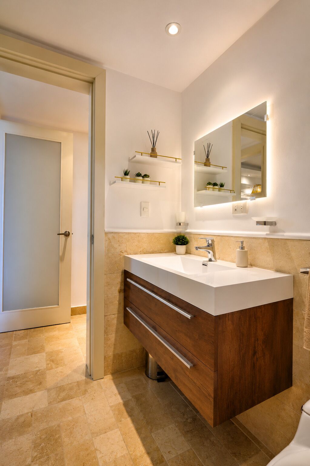 Ein modernes Badezimmer mit einem Doppelwaschbecken, einem großen Spiegel und einem an der Wand befestigten Regal mit Pflanzen.