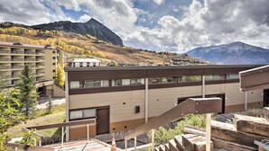 Ein Hotel mit modernem Design, das ein Flachdach und einen Balkon zeigt.