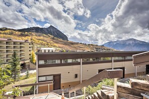Ein Hotel mit modernem Design, das ein Flachdach und einen Balkon zeigt.