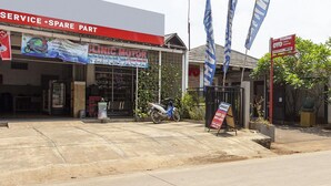 Oficina de motociclos com letreiro anunciando serviços de desinfeção gratuitos.