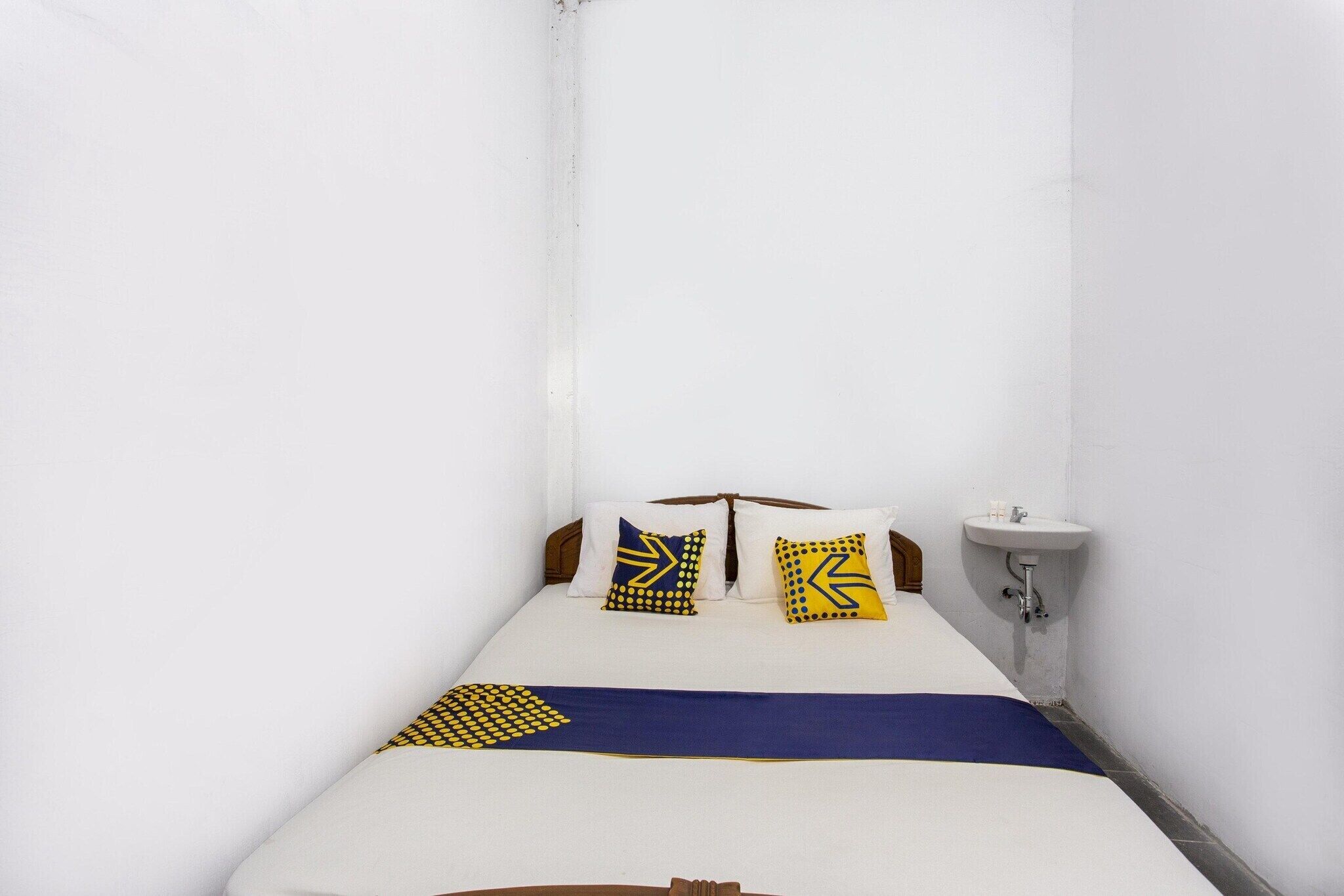 Desk, WiFi (free), bed sheets