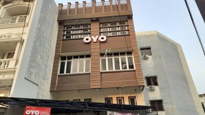 Ein Gebäude mit der Aufschrift 'OYO', das ein Hotel oder eine Unterkunft kennzeichnet.
