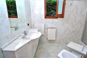 Douche, sèche-cheveux, bidet