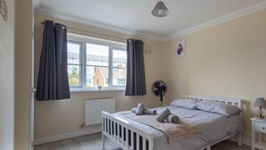 Tabla de planchar con plancha, wifi gratis y ropa de cama 