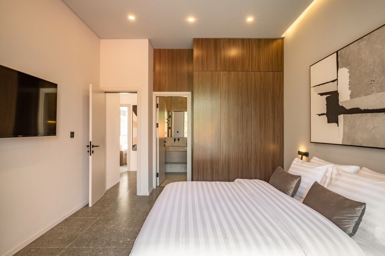 2 bedrooms, desk, WiFi, bed sheets