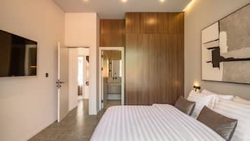 2 bedrooms, desk, WiFi, bed sheets