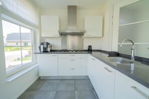 Coffee/tea maker, stovetop, dining table - Holiday Home in Uitdam near Markermeer (Uitdam)