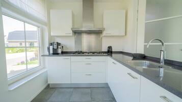 Coffee/tea maker, stovetop, dining table