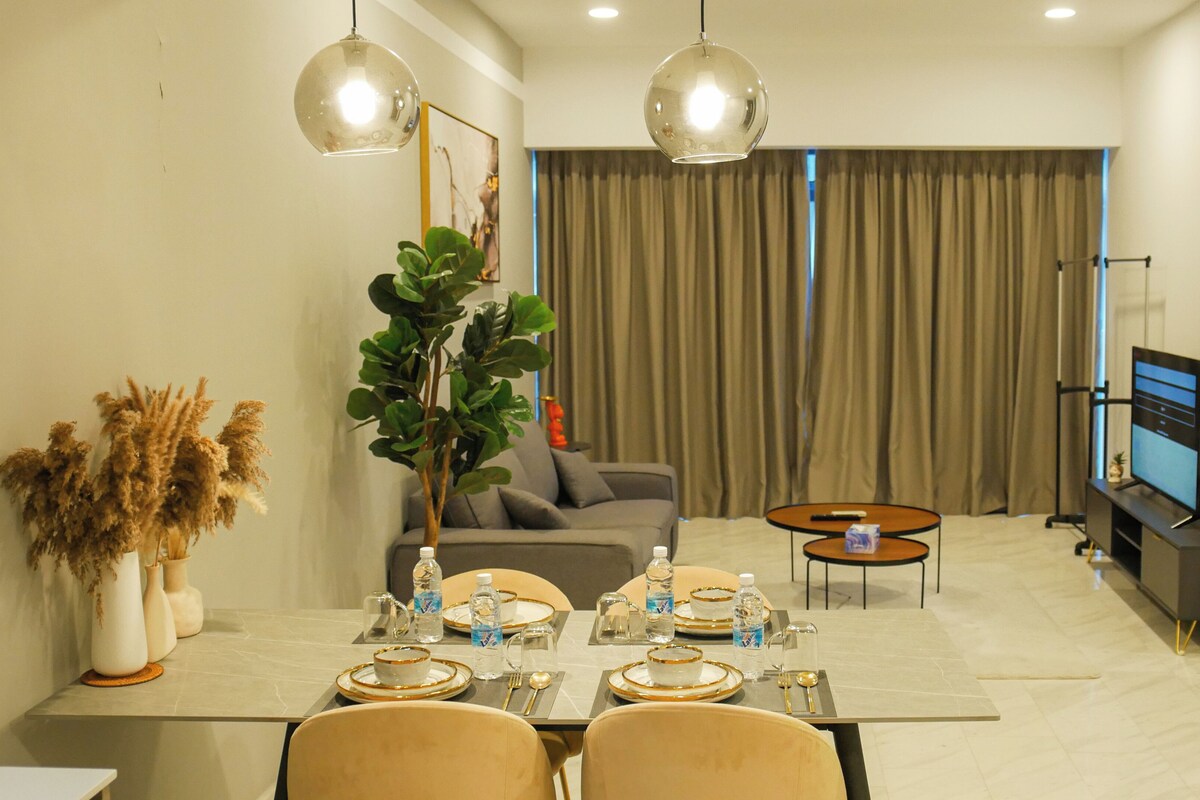 Exclusive Apartment, 2 Bedrooms, City View | Living area