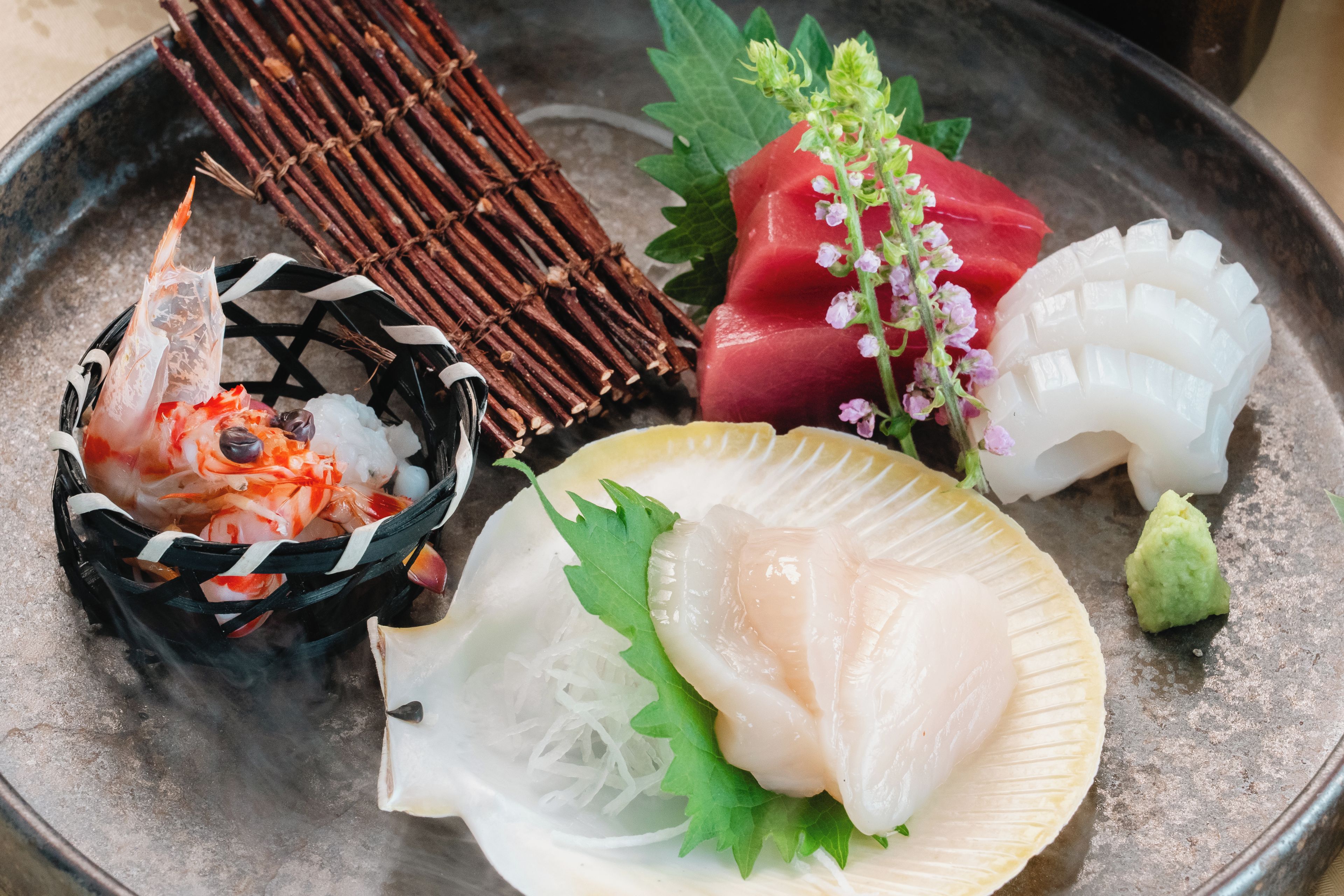 Een selectie sushi en sashimi op een schaal.