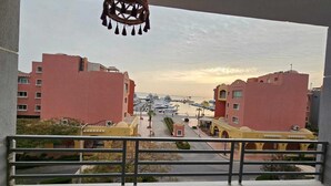 Un balcone con vista su un porto turistico e degli edifici.