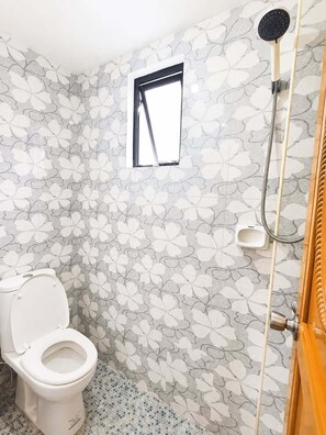Bidet, toallas, jabón, papel higiénico
