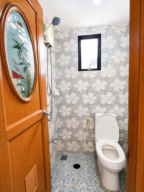 Bidet, serviettes fournies, savon, papier toilette