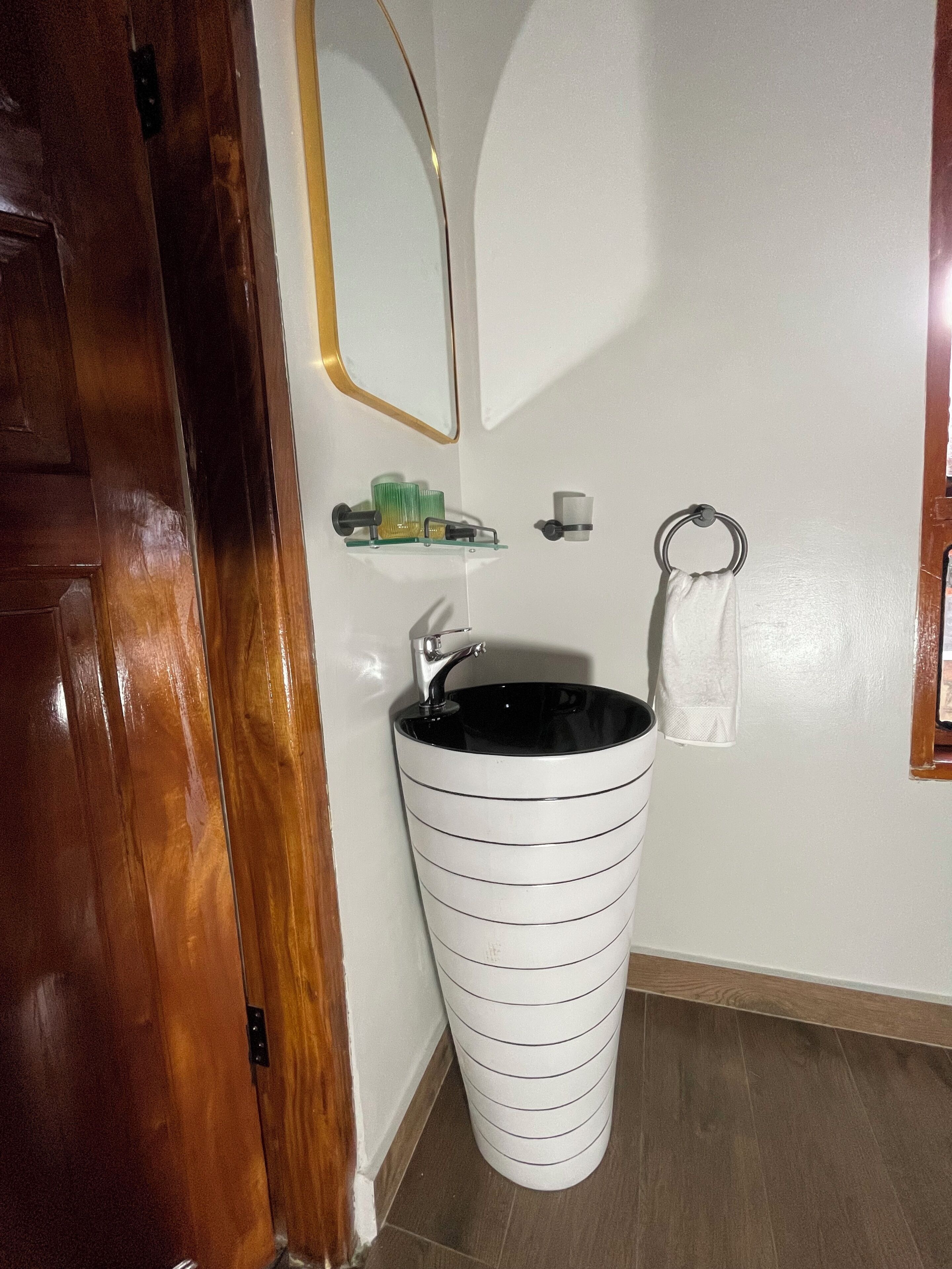 Ducha, secador de pelo, jabón, shampoo