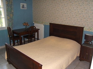 A bedroom with a bed, a desk, and a chair. - Studio 2 Personen in der Landschaft des Tarn by Interhome (Labruguière)