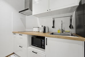 Wasserkocher mit Kaffee-/Teezubehör, Kühlschrank, Mikrowelle, Herdplatte