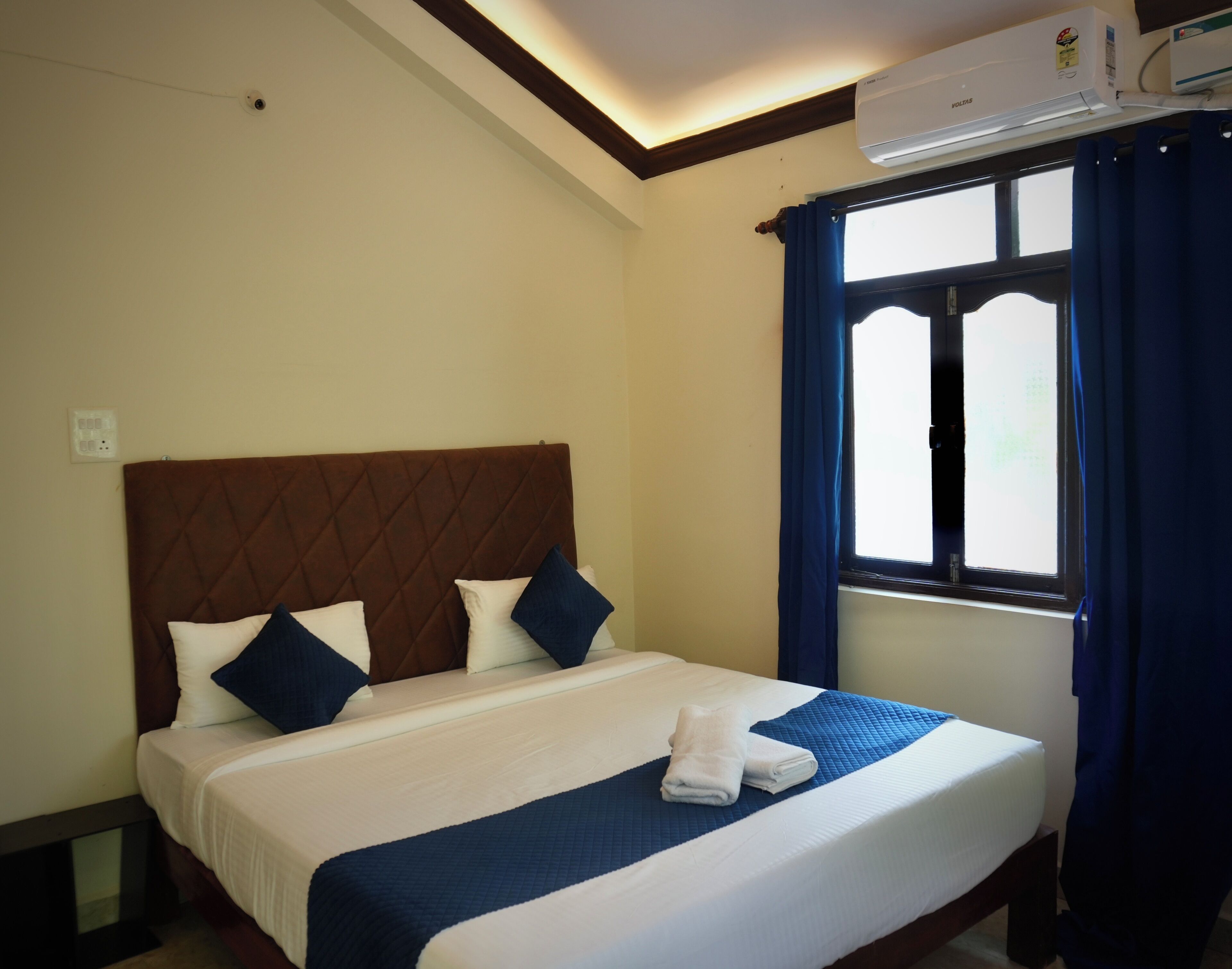 3 bedrooms, internet, bed sheets