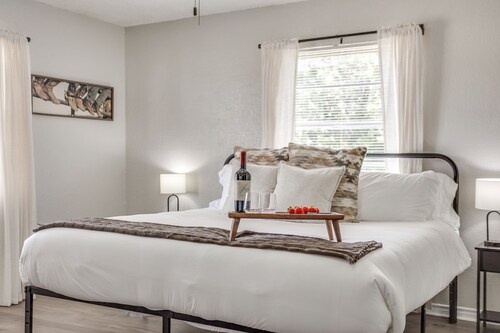 NEW · Remodeled 4 Bed · Sleeps 10 · Near Tarleton