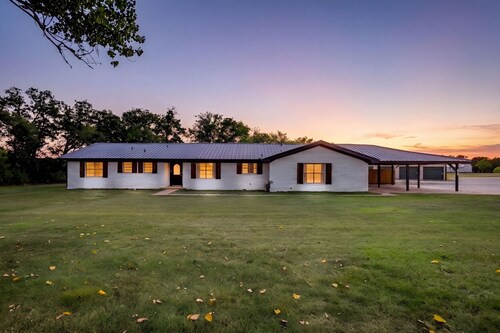 NEW · Remodeled 4 Bed · Sleeps 10 · Near Tarleton