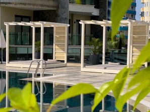 A rooftop pool area with lounge chairs and a ladder leading into the pool. - Qoople Eхсellence C-37 neue Wohnung am Meer by Interhome (Alanya)