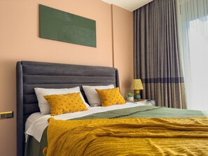 A hotel room with a bed, a bedside lamp, a window with curtains, and a wall art piece. - Qoople Legend 36 A-04 100 Meter vom Strand entfernt by Interhome (Alanya)